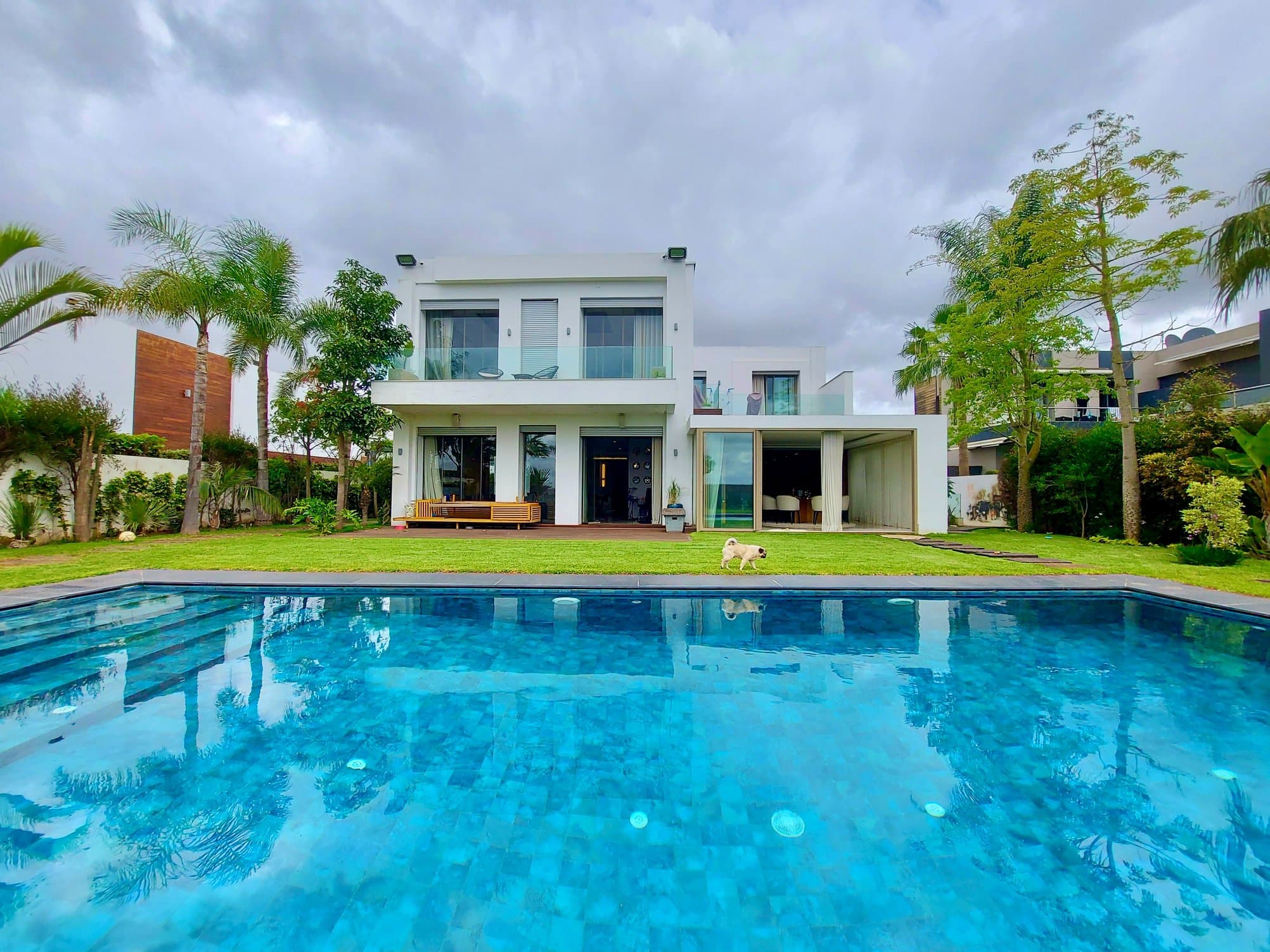 Unique villa contemporaine avec vue sur golf — La Ville Verte